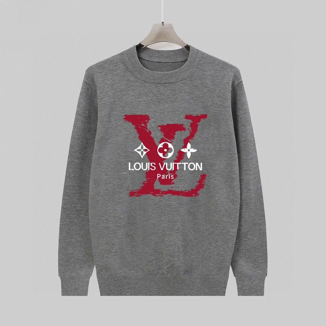 🅿️240 【LV Louis Vuitton】Autumn and winter classic round neck pullover sweater, in full condition! ! ! Wool blended fabric, the latest model in 2025, golden ratio! ! Slim-fitting soft gold, versatile and practical item, the combination and practicality are extremely powerful, simple and elegant, and classy! To create your own style, it is highly recommended to buy it in two colors. The standard slim fit tailoring process is suitable for both young and old men. It is knitted from wool and will not cause any discomfort! While keeping warm, it is stylish, textured and wearable, and the classic logo with contrasting colors on the chest feels in place! ! Recommended for regular customers! ! Size M-3XL (maximum wear: 190 pounds)